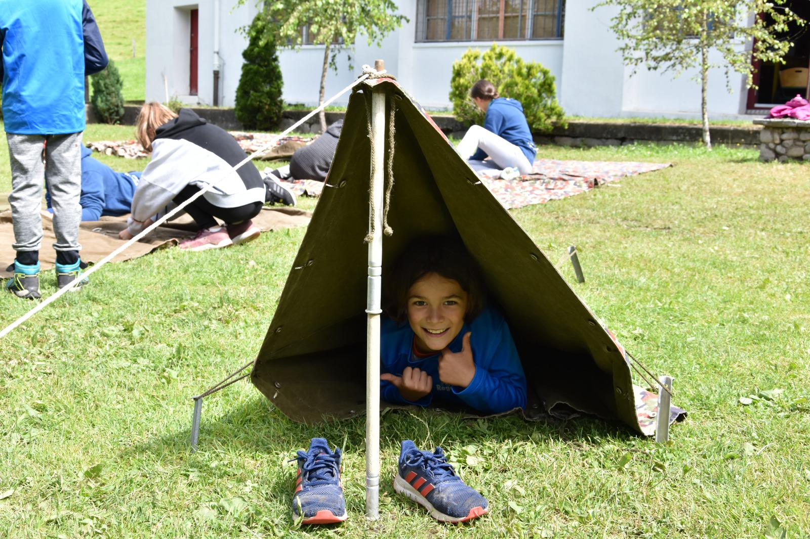 Kinder basteln bei den Jublinis